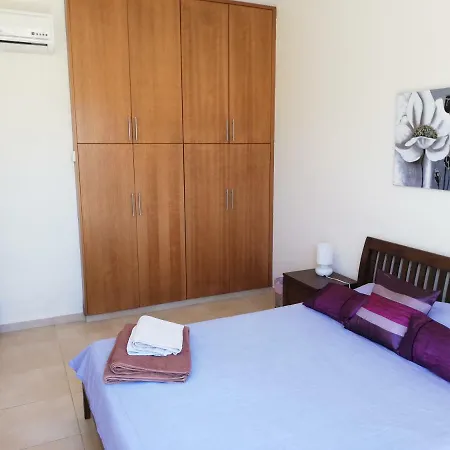 Kesenia Willa *